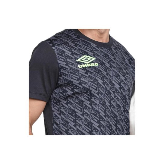 camiseta Umbro Graphic Club Pto/Cinza