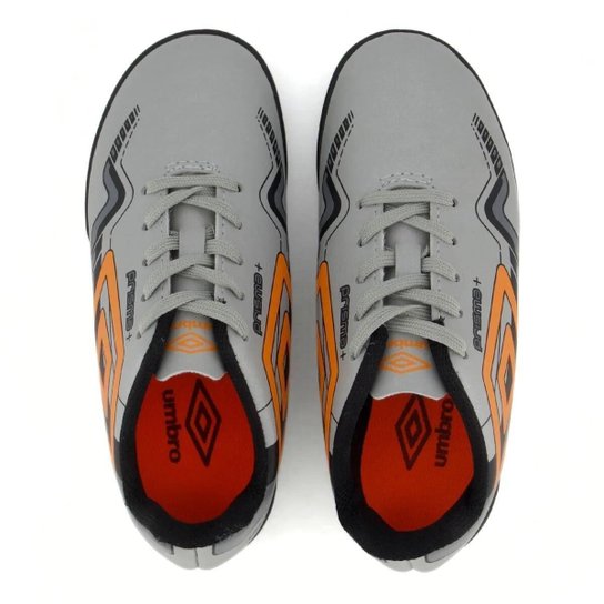 Chuteira Society Umbro Prisma+ 36 Infantil - Preto e Laranja