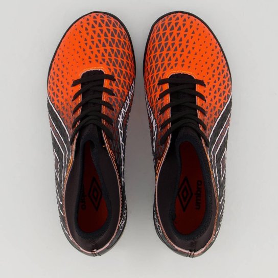 Chuteira Umbro Mutant Society Juvenil Preto e Laranja