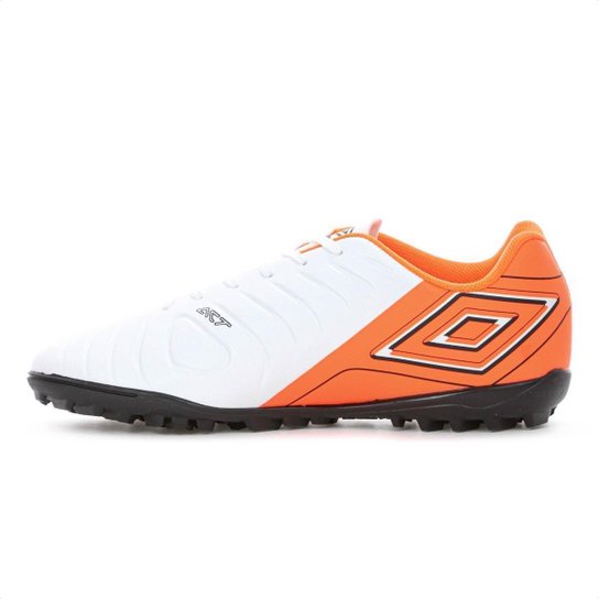 Chuteira Umbro Society Fifty Vi League Branco Laranja Fluor e Preto - Masculino