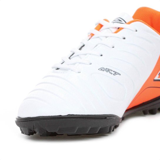 Chuteira Umbro Society Fifty Vi League Branco Laranja Fluor e Preto - Masculino