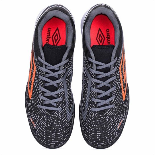 Chuteira Umbro Society Gravity Preto Grafite e Laranja - Masculino