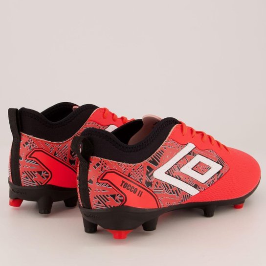 Chuteira Umbro Tocco II Club Campo Coral e Preta